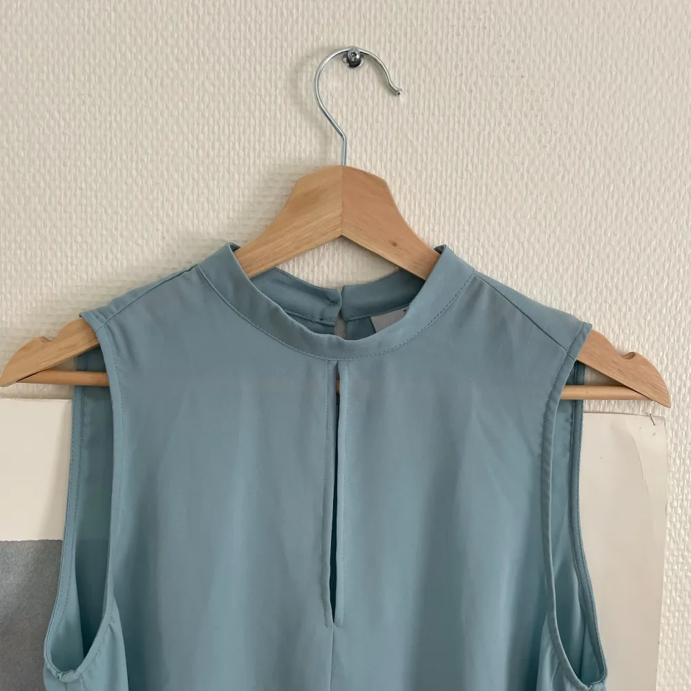 Fin blå linne blus från Gina Tricot storlek 36. I fint nytt skick inte använda alls. Priset kan diskuteras och köparen står för frakten 💗☺️. Blusar.