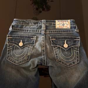 Säljer dessa jätte snygga true religion jeans då dom är lite för tajta i midjan! Dom är omsydda till bootcut men ser fortfarande jätte snygga ut. För mer frågor som t.ex mått eller fler bilder kom privat! Jag är 170cm (Priset kan såklart diskuteras)