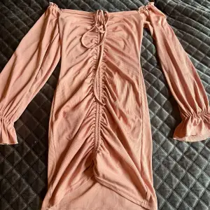 Rosa klännin, längden man kan justera till sin smak. Färgen är puder rosa. Dm för frågor eller fler bilder🩷🩷