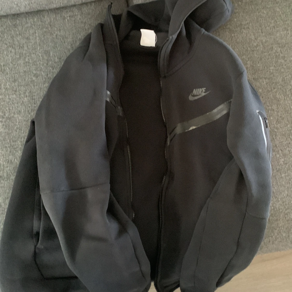 Jag säljer min Nike tech den passar inte längre