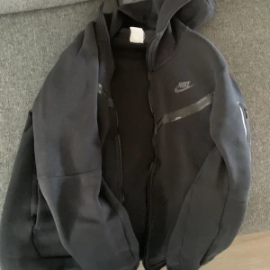 Jag säljer min Nike tech den passar inte längre  - Bra, skick, Nice, skön, snygg,