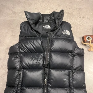 The North Face väst  - The North face väst i storlek S. Passar mig som är en M. Endast använd några få gånger och är i bra skick, förutom två små ”repor” på sidan. Syns på 3e bilden