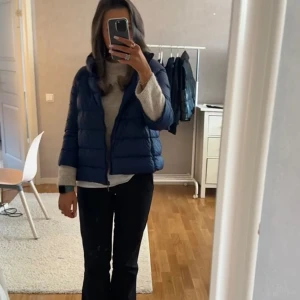 Trekvartsärmad jacka  - Så snygg blå Herno liknande jacka med trekvartsärm 🙌🏽💕I väldigt fint skick. Är 167 för referens, skulle säga att den passar en Xs-M beroende på önskad passform. Osäker på om jag vill sälja men kom med prisförslag! 