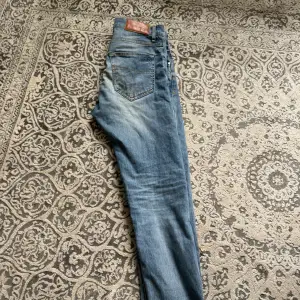 Tiger of sweden jeans skick 9/10 pris 199kr modellen 184 men passar folk från 175 till 185 