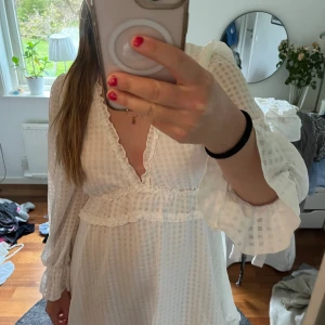 Studentklänning  - Säljer nu min studentklänning , endast använd 1 gång och är i ett nytt skick💕Kan tänka mig att gå ner i pris om det är snabb affär ☺️
