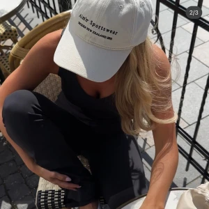 Aimn keps - Säljer nu min aimn keps som endast är använd en gång! Slutsåld på hemsidan. Andra bilden är min egna💕orginalpris 250kr