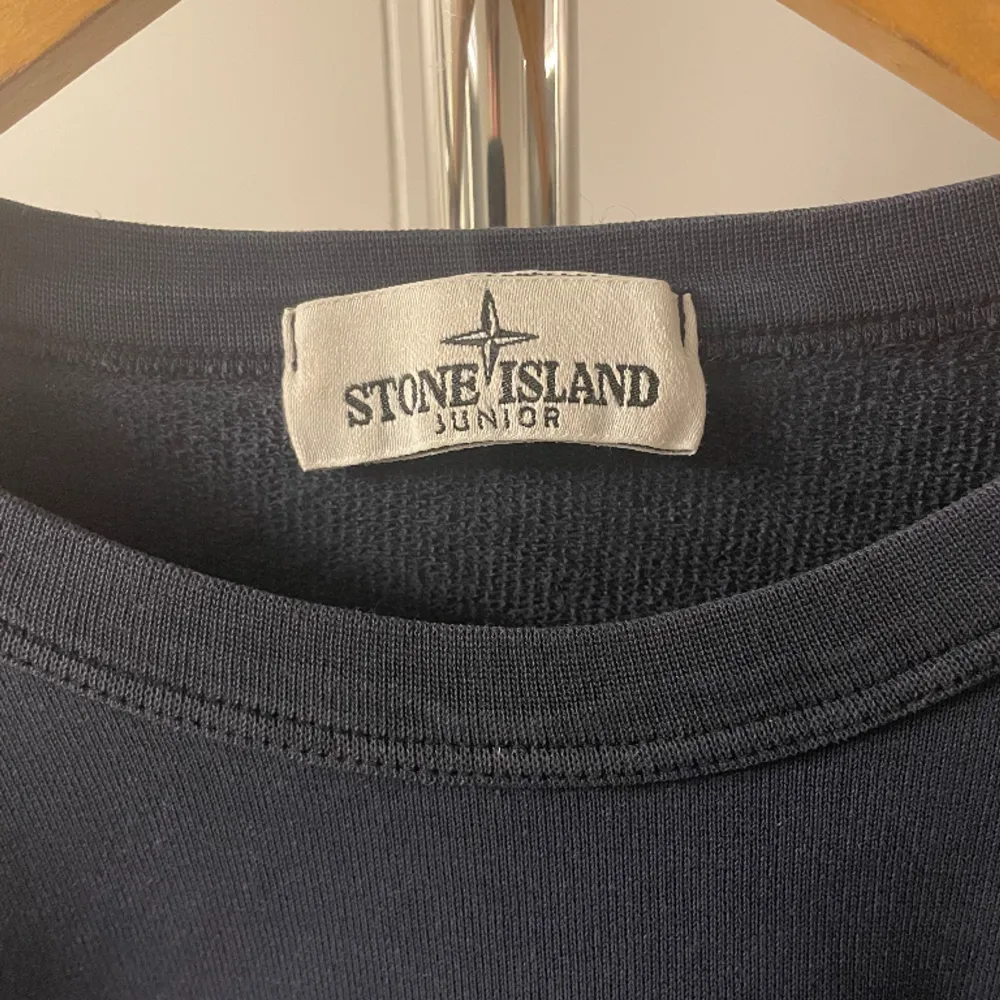 Säljer en sjukt snygg stone island sweatshirt! Skick 7,5/10, liten defekt längst ner på armen men syns knappt. Storlek xs men kan även passa small. Ny pris 1800. Mitt pris 499. Pris kan diskuteras vid snabb affär. Vid fler bilder kom privat! . Tröjor & Koftor.