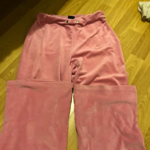 Mjukisbyxor från Gina Tricot - Mjukisbyxor från Gina Tricot. Storlek XS. Snöret har tagits bort, och bandet som är vid midjan är lite vriden. Jättemjukt o jätteskönt, några frågor eller flera bilder? Dm:a mig!❤️