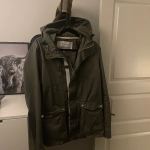 Elvine Jacka - Säljer nu min snygga elvine jacka! Det är en tunnare jacka perfekt nu till våren🤩 Den är i storlek L men passar även M! Hör av er för mer bilder⚡️ 