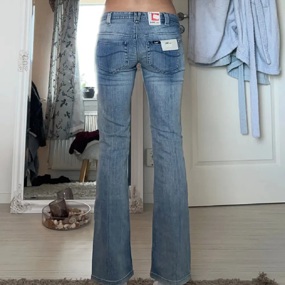 Säljer mina Lågmidjad ljusblå jeans som jag köpte på plick för ett tag sedan. Superbra skick, köparen står för frakten! (Lånade bilder). Jeans & Byxor.