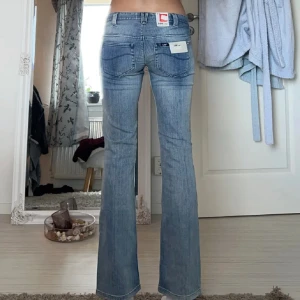 Lågmidjade jeans - Säljer mina Lågmidjad ljusblå jeans som jag köpte på plick för ett tag sedan. Superbra skick, köparen står för frakten! (Lånade bilder)