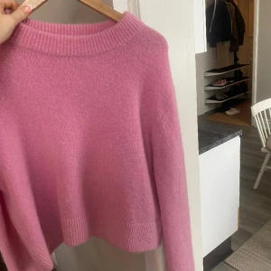 Rosa stickad  - Rosa stickad tröja från hm, använd ca 1 gång så i mycket bra skick! Matrial: mohair/Wool blend. Armarna är även ganska långa💕 nypris  mellan 700-900kr