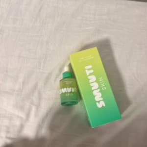 Sëljer detta sätt för 250kr - En clenser och ett kiwi clear serum från märket Smuuti 💚båda är fulla