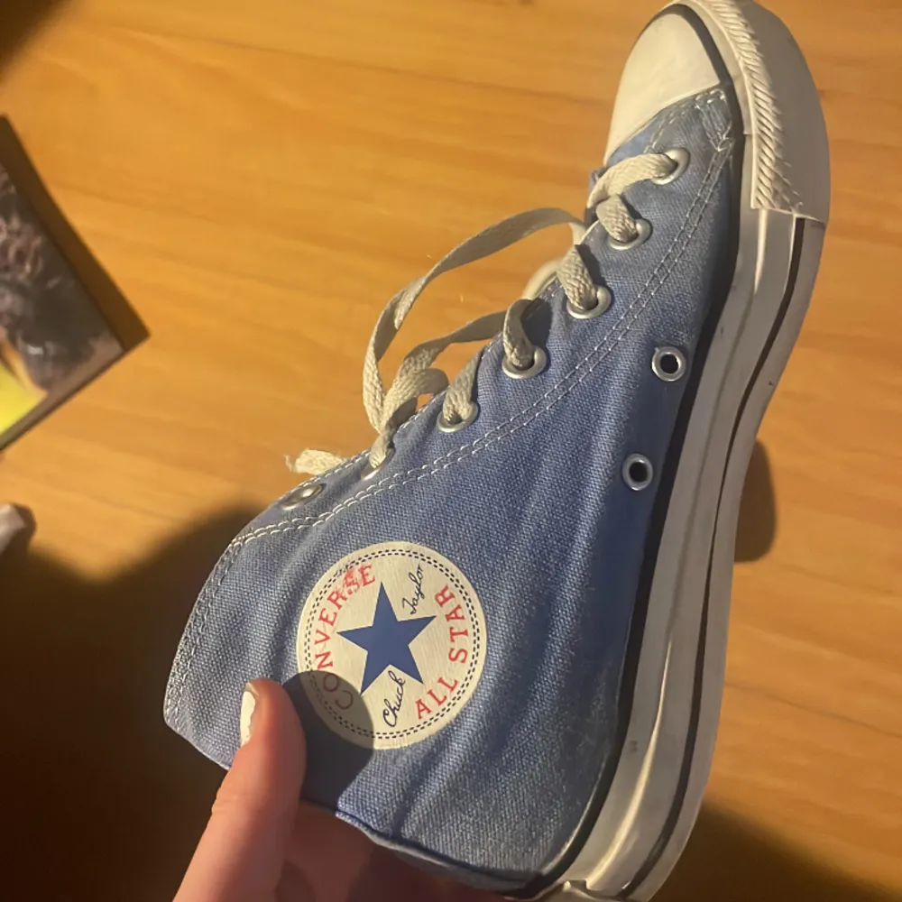 ljusblåa äkta converse, passar ungefär storlek 38-39 skorna har varit använda mycket men fungerar bra fortfarande💕 färgen är unik därav priset. Skor.