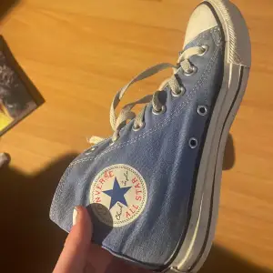 ljusblåa äkta converse, passar ungefär storlek 38-39 skorna har varit använda mycket men fungerar bra fortfarande💕 färgen är unik därav priset