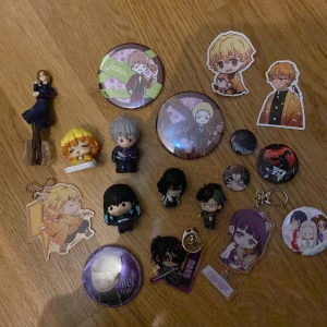 blandad anime merch! pins, figurer, nyckelringar, klistermärken - knappt använt alls, säljer billigt men priset beror på vilken det är ❤️ skriv bara i dm så kan vi diskutera pris 🫶demon slayer, jujutsu kaisen, attack on titan, death note med mer!