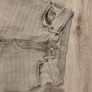 Low waist jeans - Säljer dessa låg midjade baggy/straight jeans från Gina tricot🤍 Väl använda men i bra skick förutom en liten slitning mellan benen som man inte ser på (Skriv för bild) 🫶🏽 priset kan diskuteras!