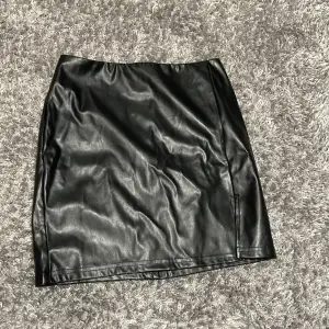 En svart skinn kjol från shein 