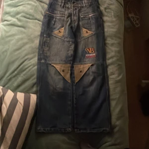 As coola jeans  - Fett coola jeans från B.S.T Har ingen knapp men man kan väll fixa det på nått sätt🤷🏻‍♀️ kontakta mig om frågor! Knappast andvända 