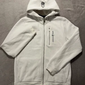 Sail Racing siphoodie  - 9/10 skick, obs har två små fläckar på luvan men annars inga defekter 