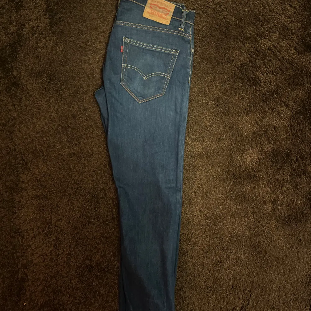 Levi’s 520 jeans. Knappt använda. . Jeans & Byxor.