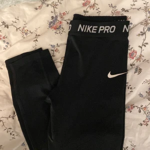 Tights - Tights från Nike inte använda så mycket så bra skick!🥰 stretchigt material så storlek funkar större o mindre