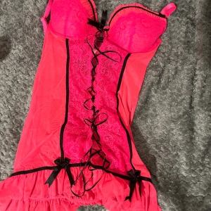 Snygg bustier rosa🩷 - Oanvänd 🩷 den är snygg och gör dina bröst större. Har B får typ C-D 