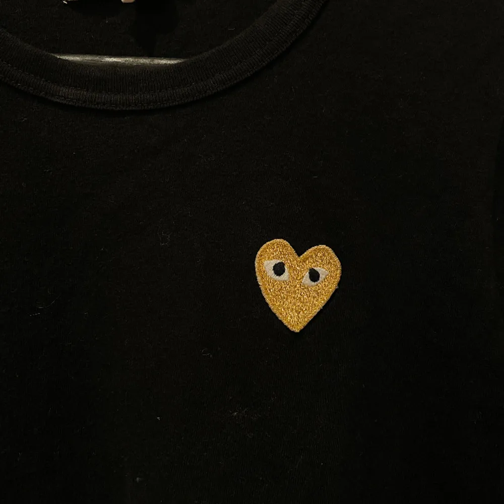 Säljer denna sjukt snygga t-shirt från Comme des Garçons i strl S med ett guldigt hjärta❤️ Väldigt sparsamt använd o i mycket bra skick . T-shirts.
