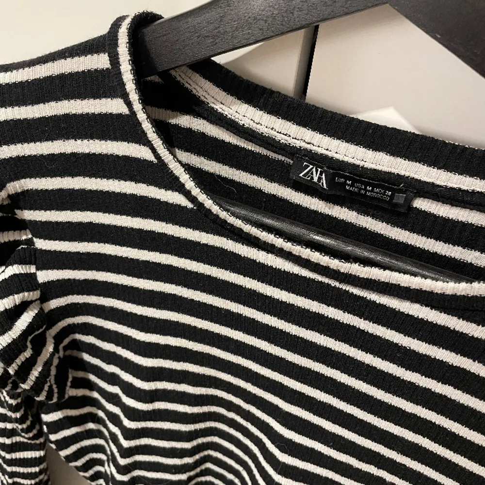 Säljer denna fina randiga tröja med volang i ärmarna från Zara💕 storlek  M. Tröjor & Koftor.