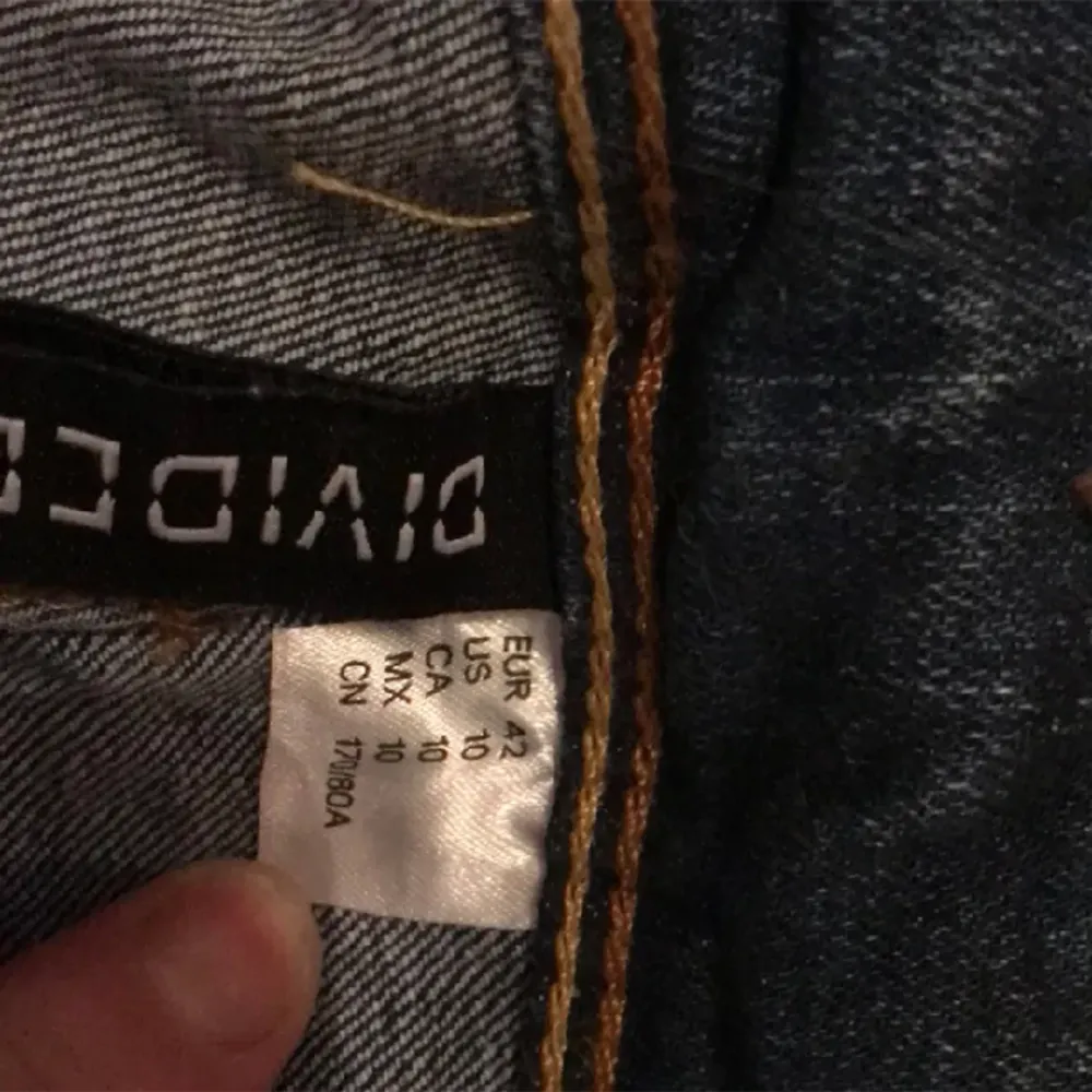 Storlek 42, helt nya prislappen borta eftersom jag försökte krympa jeansen i tvätten(funka ej) kostade något med 200, kan tänka mig att gå ner i pris. Jeans & Byxor.