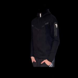 Nike Tech Fleece hoodie, hör av er vid intresse! 🙂 2ST finns kvar i M