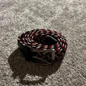 Flätat bälte  - Tvär fett bälte som är väldigt trändigt nu 105 cm långt Sckik 10/10.  fraktar instabox, postnord fraktar inom 1-3 dagar 📦 frakten tar 1-5 arbetsdagar