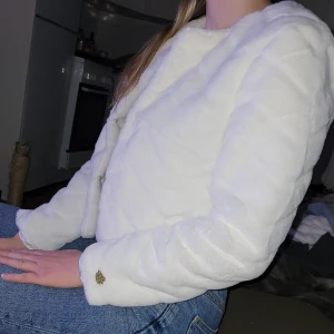 Jacka Chiara Forthi Milano - Strl 38. Aldrig använd, bara provat på! Säljer för den var inte riktigt min stil och har inte kommit till användning här ☺️ Nypris 599 kr