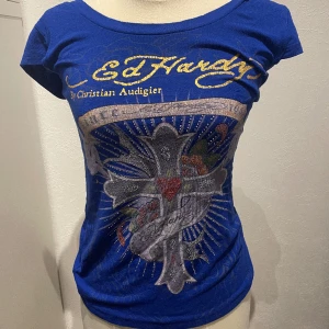 Ed Hardy tröja - Jättecool tröja från Ed Hardy! Passar mig med strl S  I använt skick, vissa Rhinestones har ramlat av (se sista bilden) 