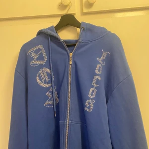 Dos locos hoodie  - Den är i bra skick, storlek L. Pris kan diskuteras, fråga på svarar så fort jag kan.