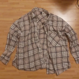 Rutig skjorta - Väldig bra skjorta i ny skick