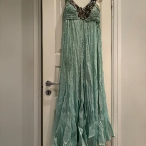 Klänning  - 2 gröna klänningar Den med strass är i stel 36/38. Pris 900 Mörkgrön strl 34/36 . Behöver strykas . Pris 500