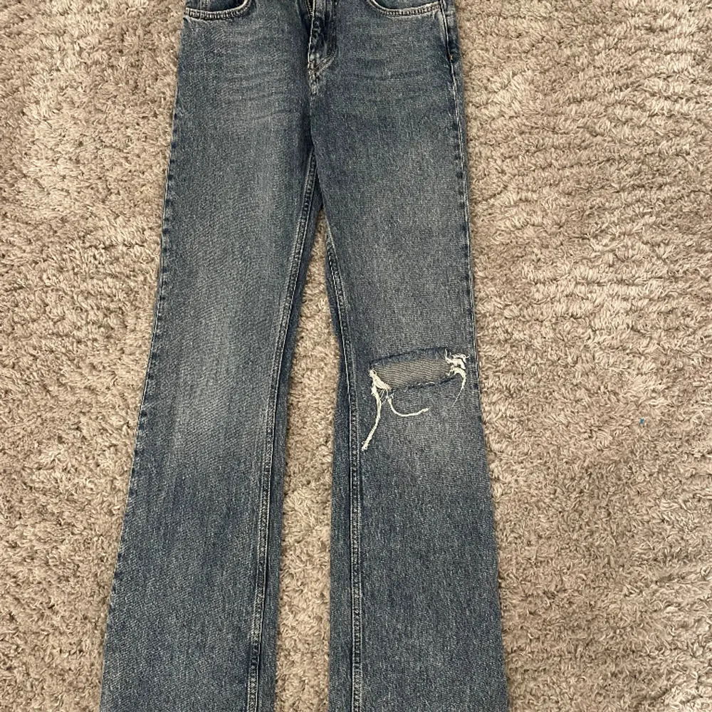 Blå jeans från Gina Tricot Sparsamt använda, inga märken  org pris 500kr, säljer för 250kr Storlek 36. Jeans & Byxor.