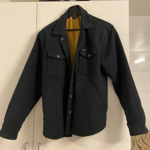 Jacka - Jacka i storlek M, perfekt nu till våren. Sparsamt använd.