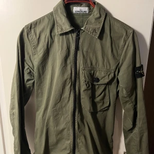 Stone island overshirt - Grön overshirt från stone island som jag inte använder längre. Påse + tags kommer med  Skick: 9/10 (inga skador) Storlek: S Pris: 2400kr