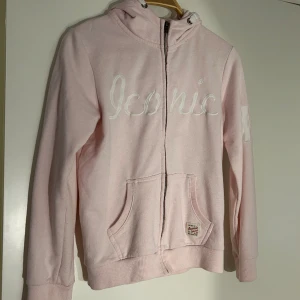 Ljusrosa hoodie  - Ljusrosa hoodie som tyvärr inte kommer till användning längre. Kan mötas upp i Örebro eller frakta. Säljer helst genom plick. Tveka inte att höra av dig om du har några frågor eller funderingar 💛 