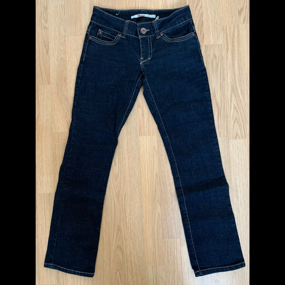 Snygga vintage jeans som är lågmidjade. Storlek 36. Midjemått rakt över : 37cm  Hela midjemåttet: 74 cm Innerbenslängd: 76cm. Jeans & Byxor.