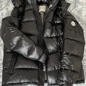 Moncler maya - Hejsan säljer min moncler maya då jag har köpt en ny jacka. Jackan är i ett fint skick allt följer med inga skambud tack 