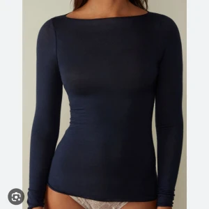 Intimissimi tröja SVART - Använd en gång. Skriv för egna bilden. Tröjan är svart INTE BLÅ