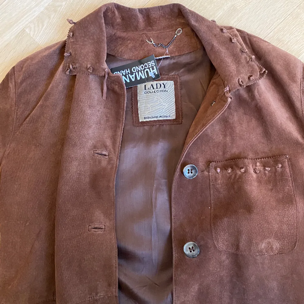 Cool jacka i mocka/suede köpt second hand för 600kr. Passar snyggt oversize på den som bär storlek S-M. . Takit.