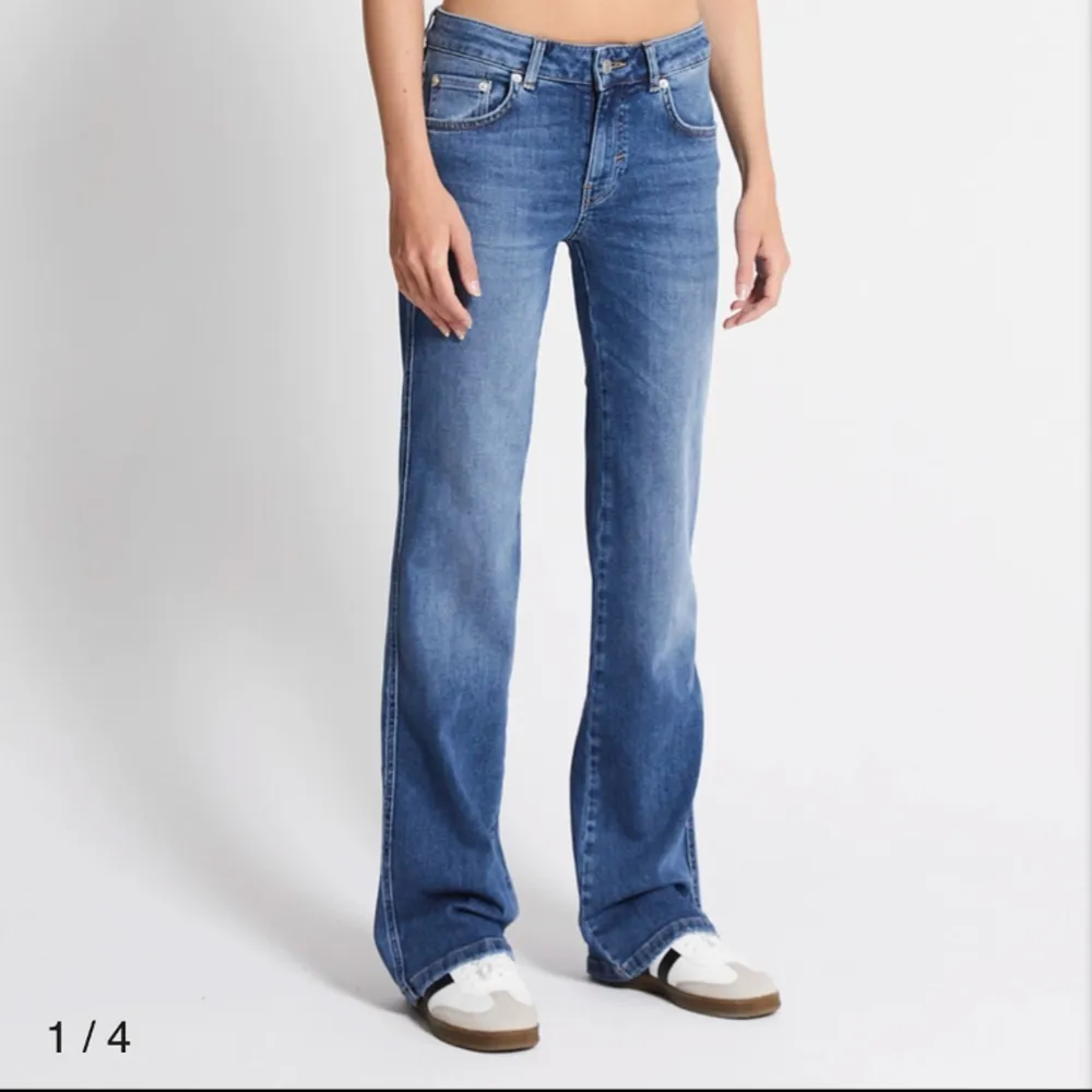 Low waist jeans ifrån lager 157 i full lenght S, jättefint skick 💕 köpte efter jul så dom är väldigt nya och lite använda, kp för egna bilder . Jeans & Byxor.
