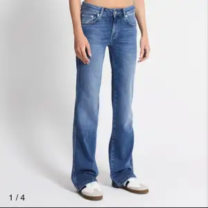 Low waist jeans ifrån lager 157 i full lenght S, jättefint skick 💕 köpte efter jul så dom är väldigt nya och lite använda, kp för egna bilder 