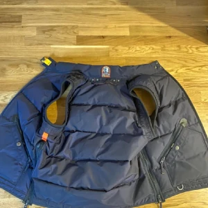 Parajumper väst  - Säljer min parajumper väst som är använd i ett mycket gott skick vid intresse skriv Inga skam bud tack 