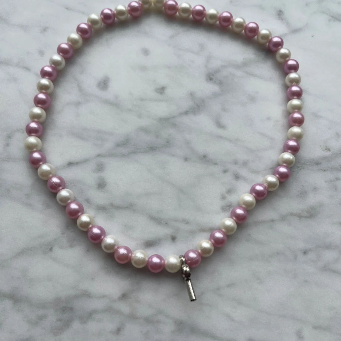 Ett jätte fint halsband med en liten nyckeln på - 90