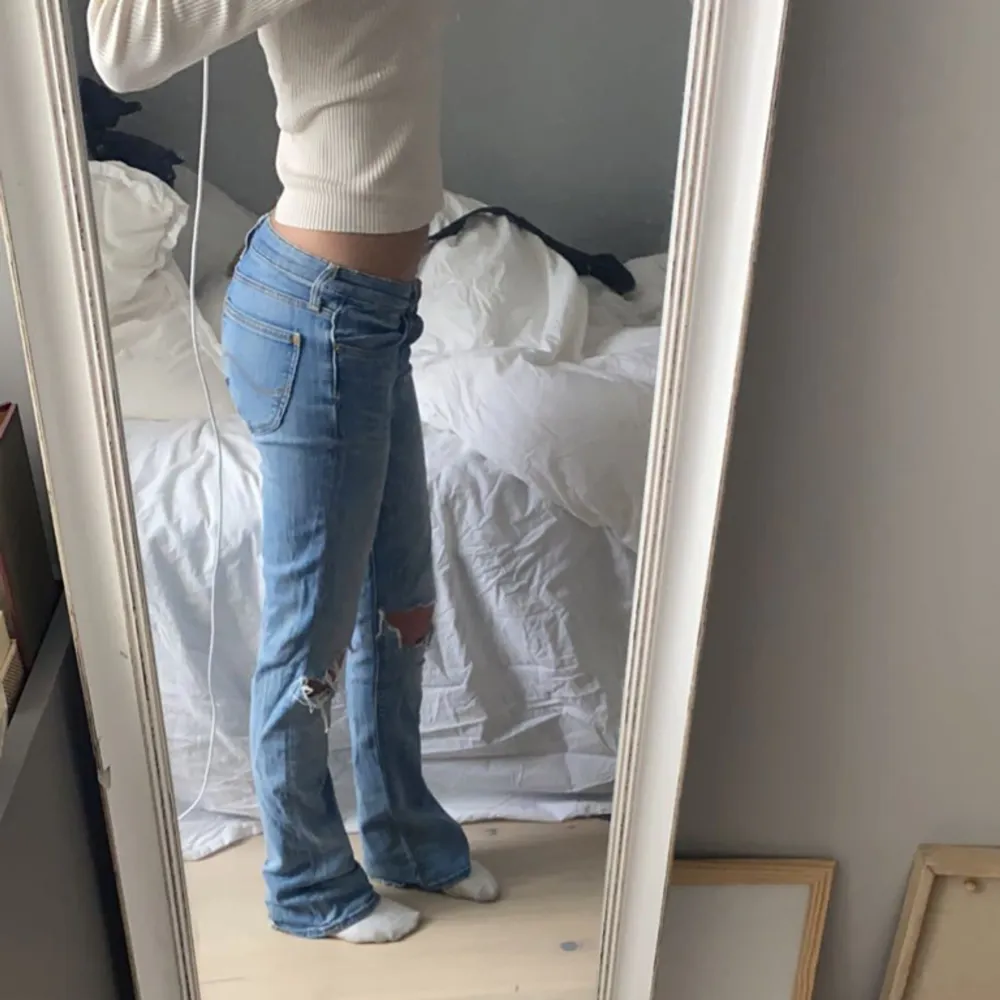 Super snygga lågmidjade bootcut jeans. Dom sitter super bra på mig som är storlek 34-36 men eftersom materialet är stretchigt funkar det säkert om du är en strl större.Priset är ej skrivet i Sten.Skriv om du har flera frågor 💗. Jeans & Byxor.